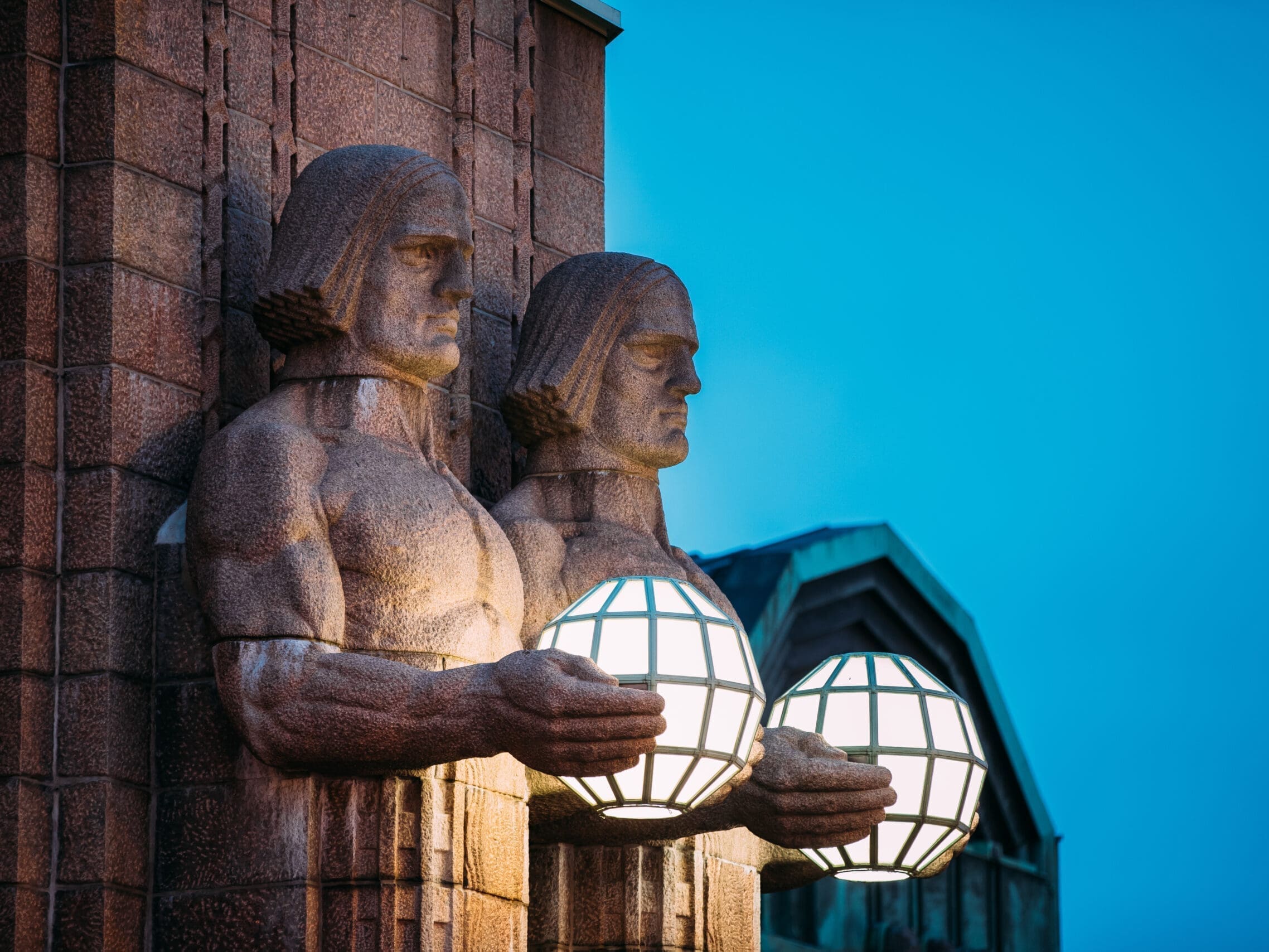 Helsinki, Finland. Night View Of Two Pairs Of Statues Holding Th Архитектурный тур по Хельсинки с IBG Travel